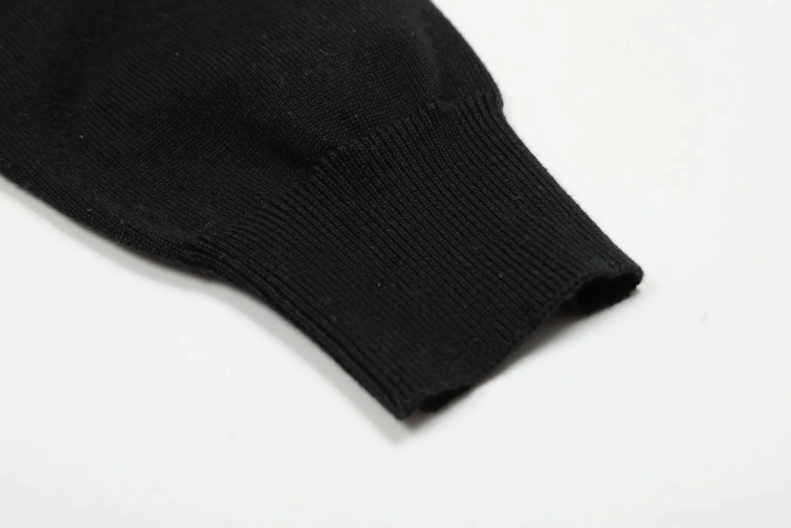 P250 Top quality" Style number: DS813# (not off the shelves all year round) [Ralph Lauren V-neck solid color pony embroidered logo jersey basic cardigan] ✅Ralph Lauren Ralph Lauren classic basic versatile knitted cardigan jacket for men and women couples ✅Main supplier platform live broadcast Wholesale entity Replenish when out of stock Not off the shelf ✅ZP quality 1:1 version Scan the code to enter the GF website Counter quality ✅Detailed quality is the only one in Guangzhou Imported quality cotton yarn, focusing on high-end, cost-effective, good quality needless to say. ✅Restore the original version. The maximum size can be worn up to 180 pounds. Loose, comfortable and stress-free. ✅The upper body is simple and easy to match. A must-have item for ootd. Good-looking clothes are never picky. A must-have for couples of the same style. Size: S-XL. Color: black, off-white, gray, navy.